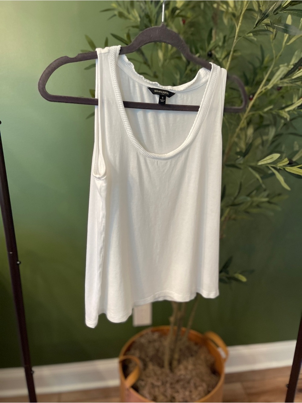 Banana Republic White Scoop Neck Tank